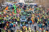 مزارعون يسيرون على طول شارع باسيو دي لا كاستيلانا خلال احتجاج- د ب أ