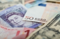 الإسترليني يرتفع أمام الدولار وينخفض مقابل اليورو- مشاع إبداعي