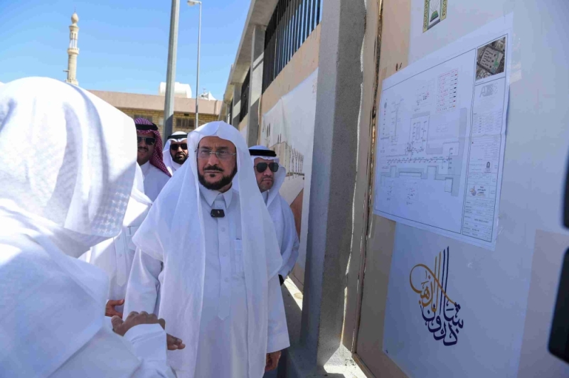 وزير الشؤون الإسلامية يتفقد مشروع تهيئة وتلطيف الساحات الخلفية لمسجد نمرة