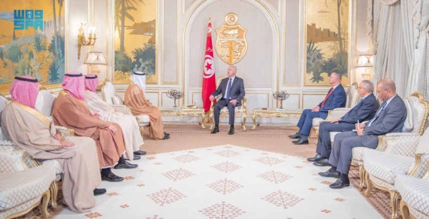 وزير الصحة يبحث مع الرئيس التونسي علاقات التعاون