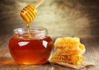 إقبال كبير على سوق العسل بالمدينة المنورة للتعرف على أنواعه المختلفة