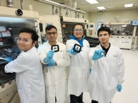 أربعة من مؤلفي الورقة البحثية يحملون خلايا البيروفسكايت الشمسية، من اليمين إلى اليسار: آدي براسيتيو، ودراجاد أوتومو، وراندي عزمي، وإميل فضلي عمران - اليوم 