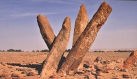 أعمدة الرجاجيل.. آثار شامخة يتجاوز عمرها 7 آلاف عام