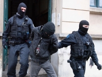 الشرطة الألمانية تطارد اثنين من إرهابيي 