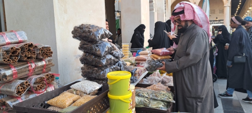 إقبال على مقاضي سوق القيصرية استعداد لشهر رمضان المبارك - اليوم
