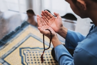 يُشجع الآباء أطفالهم على الصلاة في المساجد - مشاع إبداعي