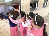 طالبات على نافذة المقصف المدرسي - اليوم