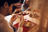 في رمضان يجتمع أفراد العائلة والأصدقاء على موائد الإفطار فتزيد روح الترابط بينهم - مشاع إبداعي