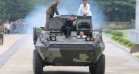 زعيم كوريا الشمالية يستقل إحدى الدبابات المشاركة في العرض - NK PRO