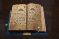  مكتبة الملك عبدالعزيز تطلق معرضاً للمصاحف المذهبة والمزخرفة- إكس المكتبة