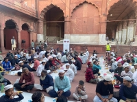 الشؤون الإسلامية تفطر 900 صائم في مأدبة بأكبر جامع بالهند
