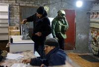 أحد السكان يدلي بصوته في الانتخابات الرئاسية الروسية- رويترز