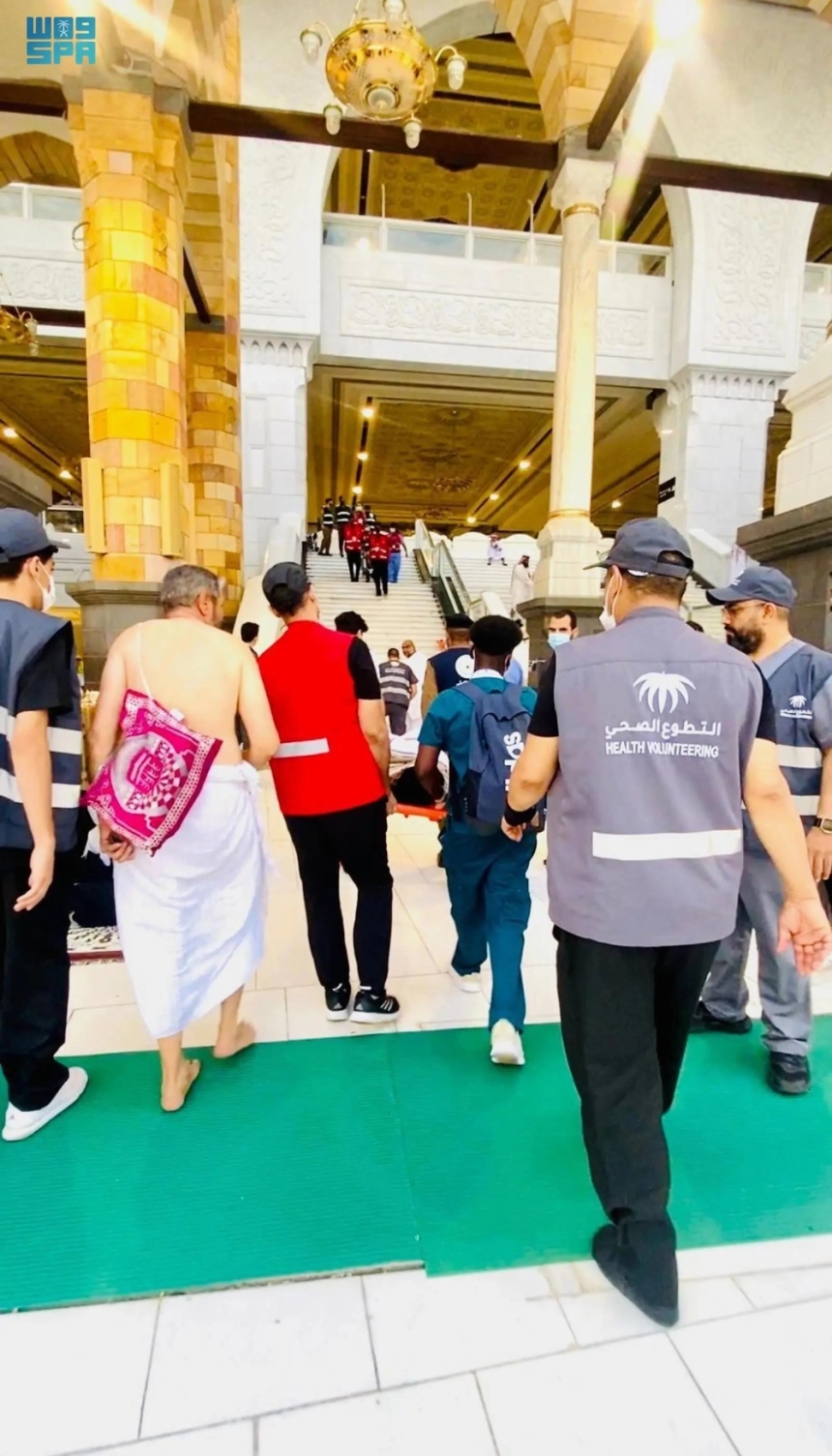 جهود متطوعي الصحة في المسجد الحرام - واس 