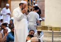 بين دعاء و قرآن.. زوار المسجد النبوي يقضون أوقاتهم في طمأنينة وخشوع