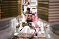 زوار المسجد النبوي يتلون القرآن بسكينة وروحانية - واس