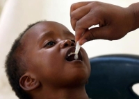 طفل يتلقى التطعيم ضد الكوليرا في عيادة بزيمبابوي- رويترز