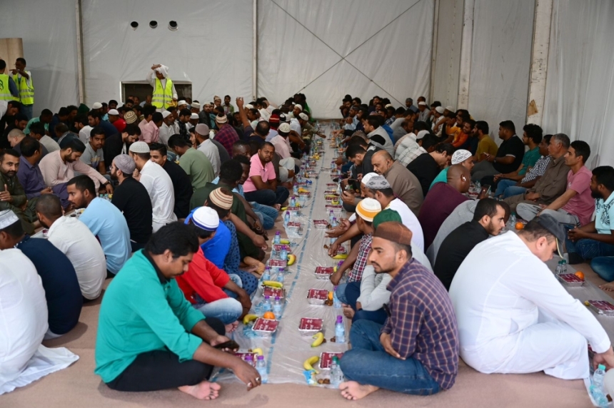 صور.. توزيع 11 ألف وجبة خلال 10 أيام بمخيم 