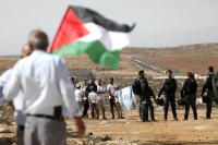فلسطينيون خلال مظاهرة ضد مصادرة أراضيهم - د ب أ