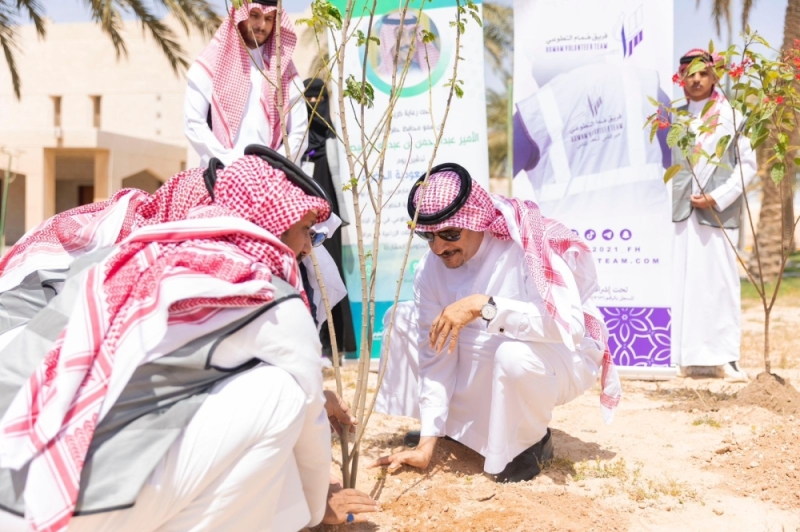  محافظ حفر الباطن يدشن مبادرة السعودية الخضراء