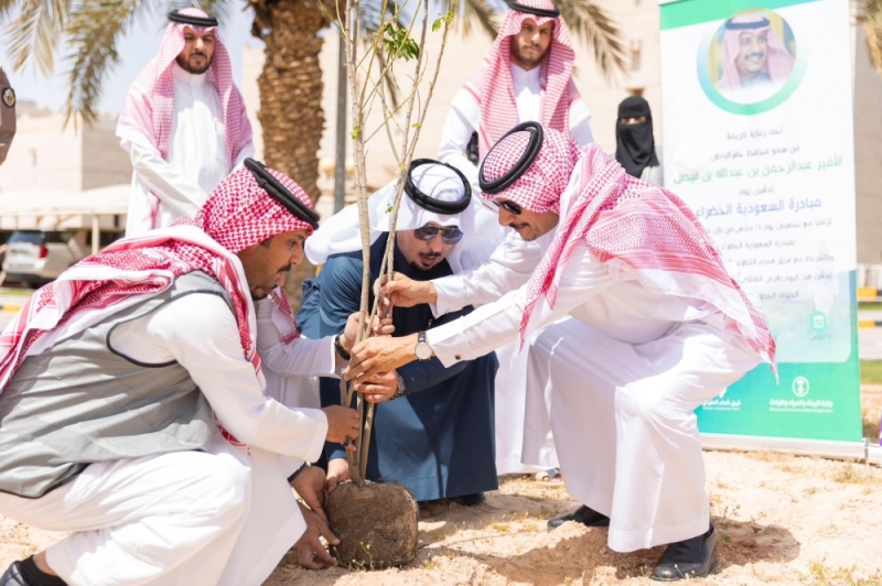  محافظ حفر الباطن يدشن مبادرة السعودية الخضراء