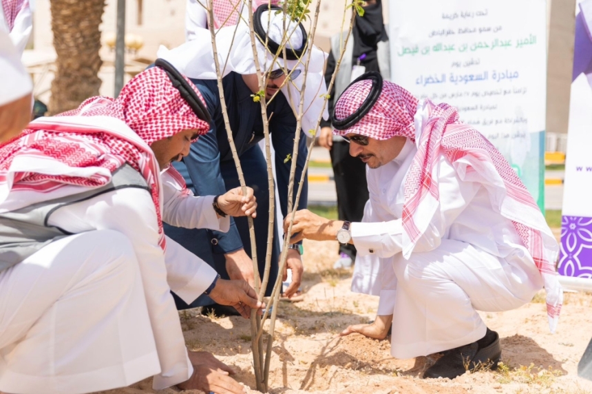  محافظ حفر الباطن يدشن مبادرة السعودية الخضراء - اليوم 