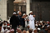 قاصدو المسجد النبوي يلهجون بالدعاء قبيل الإفطار - واس