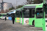 سائقو الحافلات في سول بدأوا إضرابًا اليوم الخميس - The Korea Times