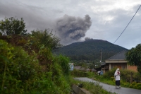 بركان إندونيسيا (رويترز)