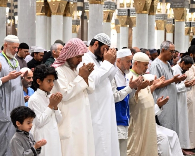 ‎قاصدو المسجد النبوي يصطحبون أطفالهم للصلاة خلال شهر رمضان