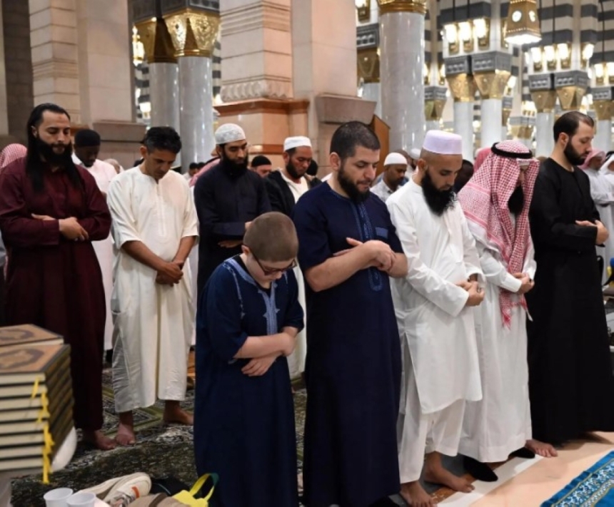 ‎قاصدو المسجد النبوي يصطحبون أطفالهم للصلاة خلال شهر رمضان - واس