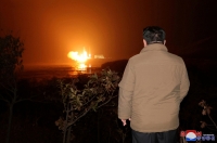الزعيم الكوري الشمالي يشاهد إطلاق صاروخ يحمل قمر للتجسس - وكالات