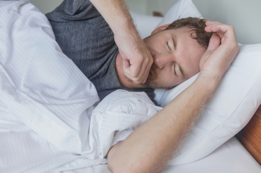 اختيار وضعية النوم المناسبة يمكن أن يخلصك من مشكلة ارتجاع المريء- مشاع إبداعي