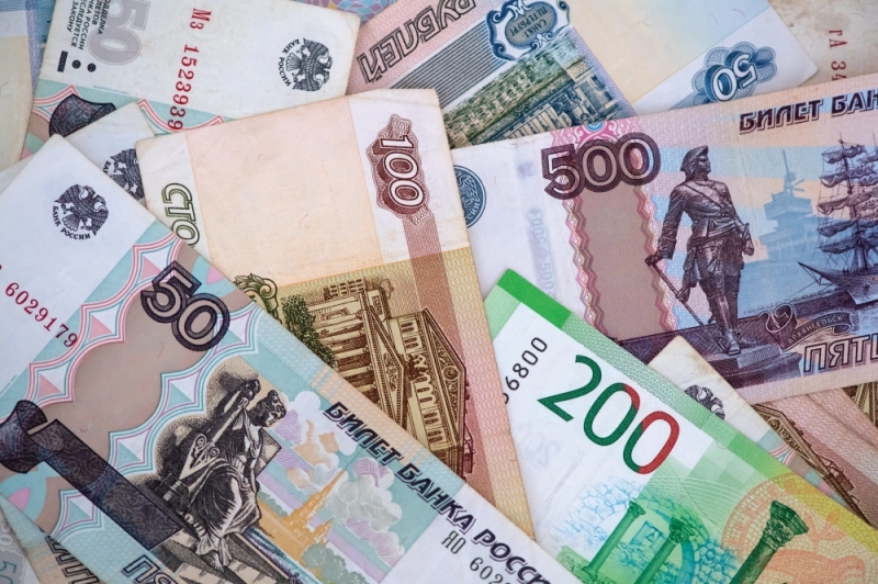 الروبل الروسي يصعد أمام العملات الرئيسية بنهاية تداولات اليوم