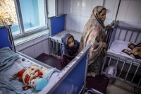 أم أفغانية وابنتها في أحد مستشفيات كابول- د ب أ