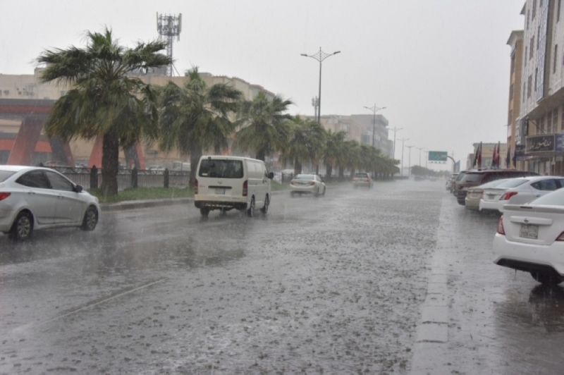 الدفاع المدني يدعو إلى الحذر من الحالة المطرية بالرياض
