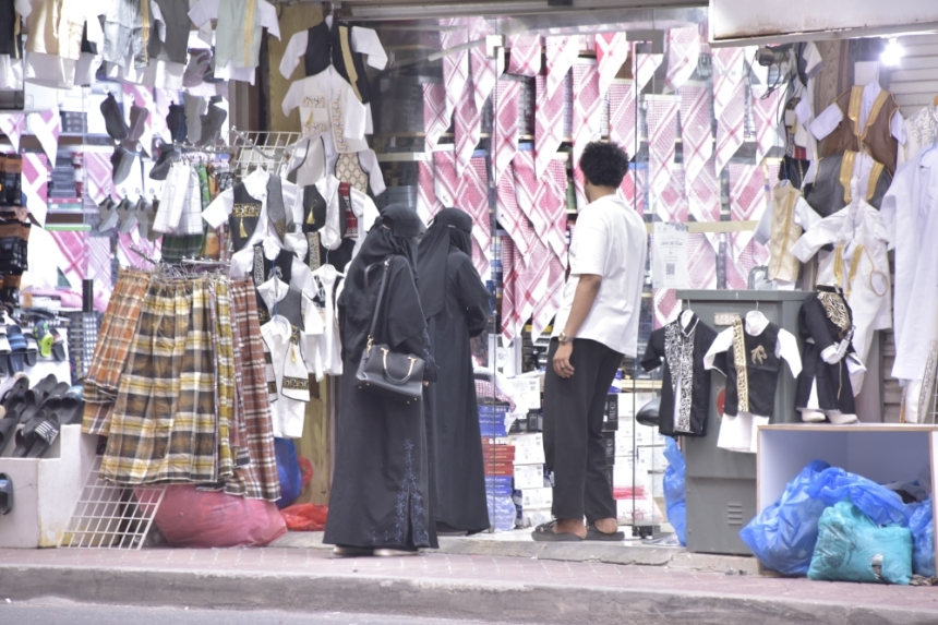 المواطنون يتسوق للعيد - اليوم 