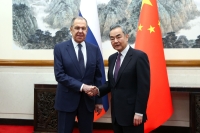 ير الخارجية الروسي سيرجي لافروف يصافح وزير الخارجية الصيني وانغ يي خلال اجتماع في بكين - رويترز