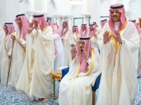 خادم الحرمين الشريفين يؤدي صلاة العيد في قصر السلام بجدة- اليوم