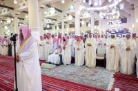 أمير منطقة الرياض يؤدي صلاة عيد الفطر المبارك