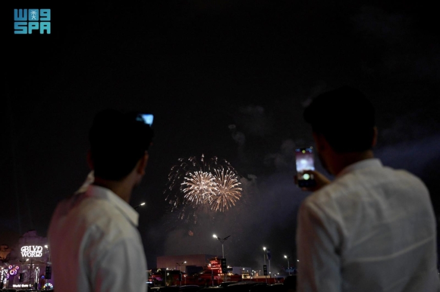 الألعاب النارية تضيء سماء الرياض ابتهاجًا بعيد الفطر - واس