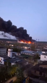 دخان ونيران يتصاعدان من موقع ضربة صاروخية روسية- رويترز