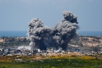 العدوان على غزة.. استشهاد وإصابة العشرات إثر قصف مدرسة بمخيم النصيرات