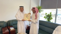 سفير الصين بالزي السعودي خلال زيارته الوداعية للمركز