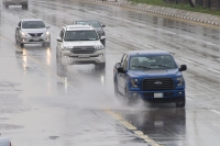 المرور حذر من 5 ممارسات خاطئة أثناء قيادة المركبة في الأمطار - اليوم