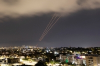 إيران شنت هجومًا صاروخيًا مكثفًا على الأراضي الفلسطينية المحتلة - رويترز