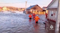 رجال الإنقاذ الروس في منطقة سكنية غمرتها الفيضانات- رويترز