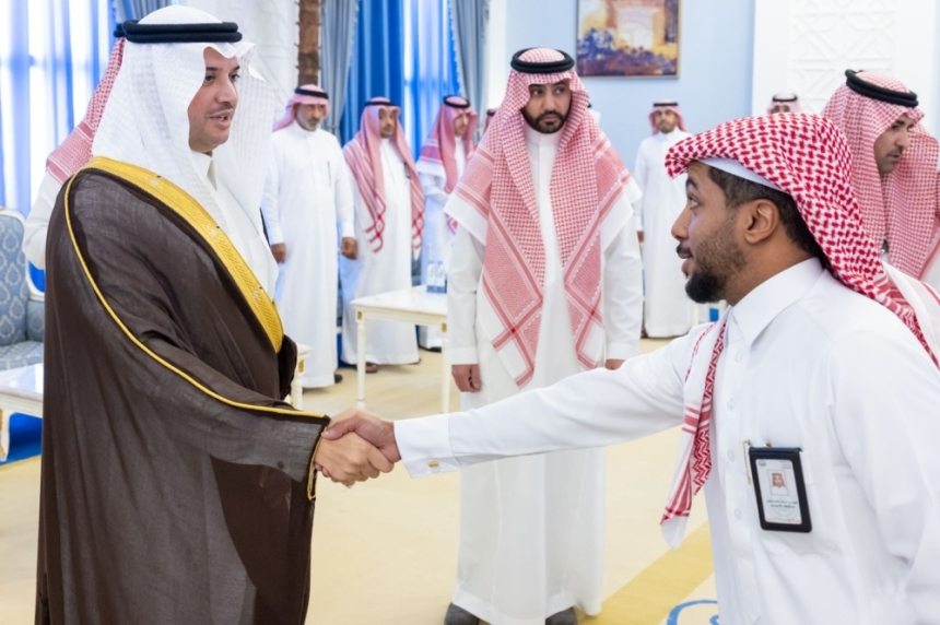 لقاء الأمير سعود بن طلال بن بدر محافظ الأحساء مع منسوبي المحافظة - اليوم 