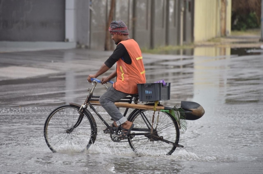 الأمطار لم تمنعه من ركوب الدراجة