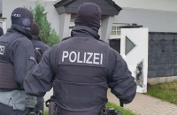ارتكبوا 400 جريمة.. تفاصيل مداهمة الشرطة الألمانية منازل 12 شخصا