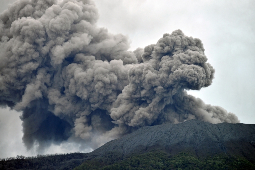 إندونيسيا تجلي المئات من السكان بعد ثوران بركان جبل روانج- رويترز